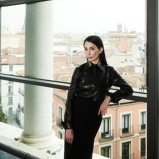 Tamara Rojo con amisa de napa y falda, ambas de Fendi.