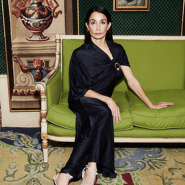 En los salones del Teatro Real, la exbailarina lleva vestido con detalle metálico de Rabanne y sandalias de satén y cristales de René Caovilla. 