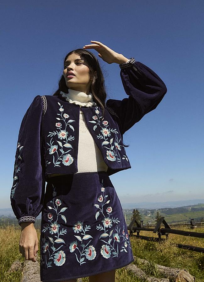 Imagen - Conjunto de chaqueta y falda bordadas de Louise Misha.