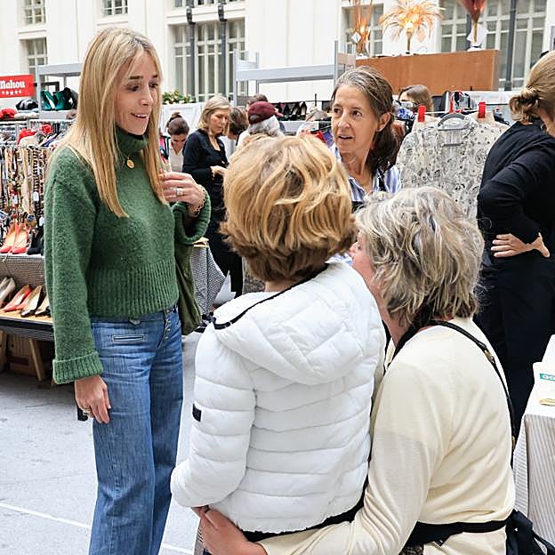Nadia Halamandari junto a su hijo y su cuñada Simoneta Gómezs-Acebo. 