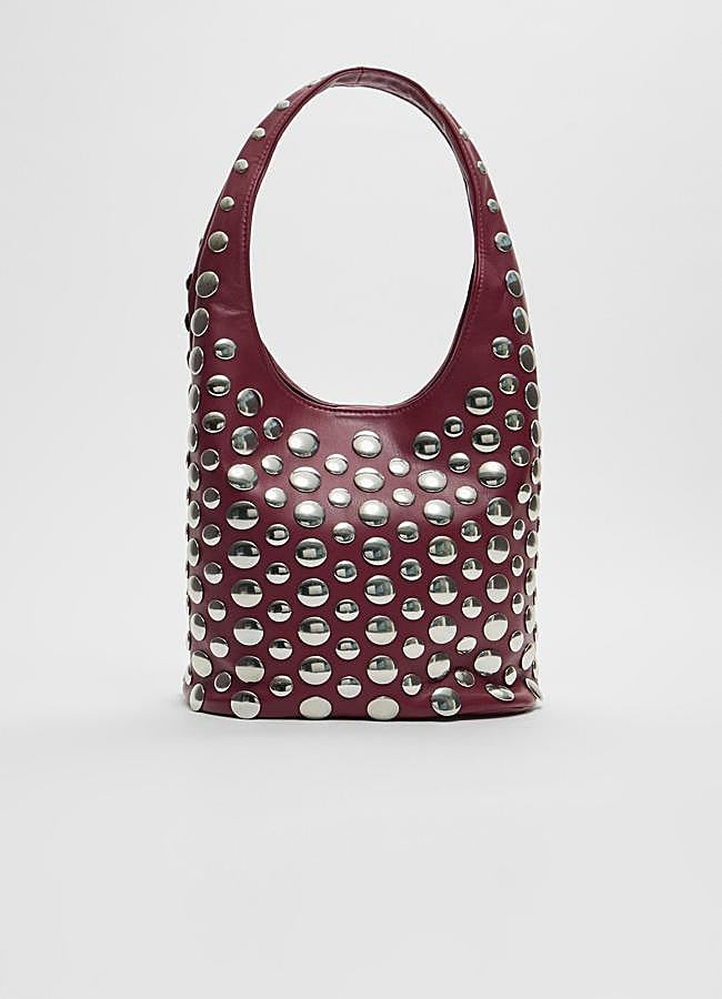 Imagen - Bolso con tachuelas en burdeos de Stradivarius.