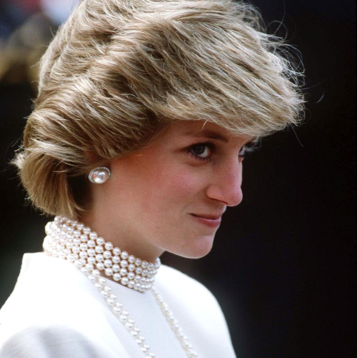 La princesa Diana en 1983 con unos pendientes de botón.