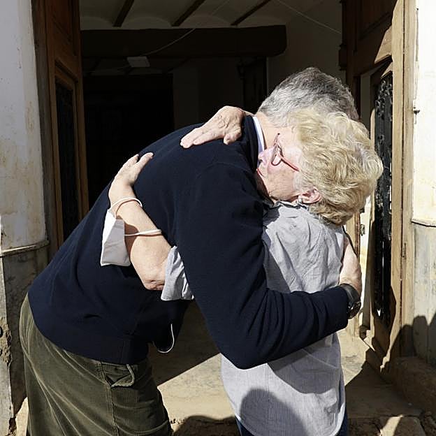 El rey Felipe también quiso consolar con algún que otro abrazo a algunas vecinas de Chiva y Utiel. 