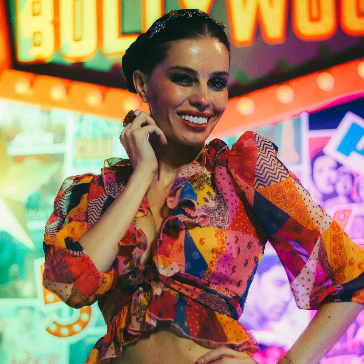 Mujer bailando garba. 