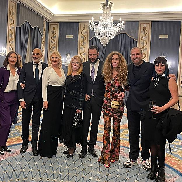 Otro momento del posado que hizo la famlia Thyssen en en el Teatro Real. 