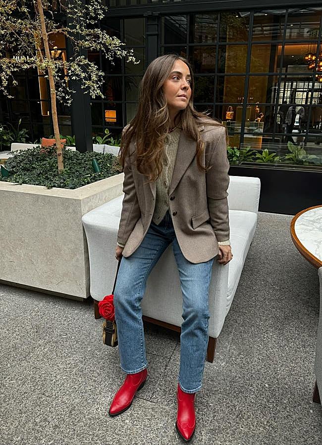 Imagen - Influencer con look de vaqueros, blazer y botas de agua rojas/@alexsegurasanz