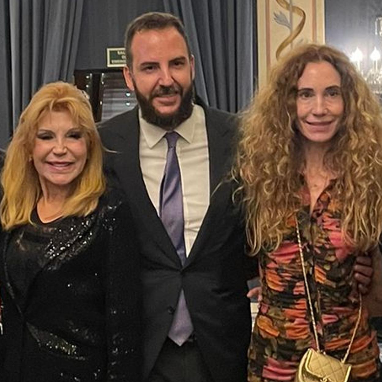 Tita Cervera, con su hijo, Borja Thyssen, su nuera, Blanca Cuesta en los Premios BMW de Pintura y Arte Digital.