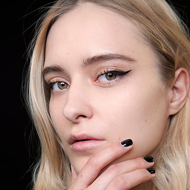 Esta es la manicura francesa en negro que aprueban las expertas (y es igual de elegante que la clásica)