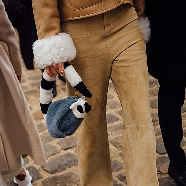 Pantalones de ante: la moda seventies que las más estilosas llevan esta temporada