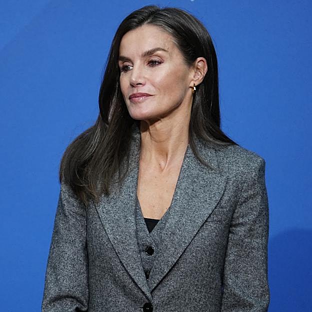 La reina Letizia preside los Premios de la APM con un traje gris con ...
