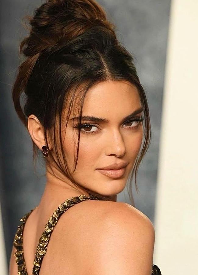 Imagen - Kendall Jenner con moño old money/@_kendallupdates