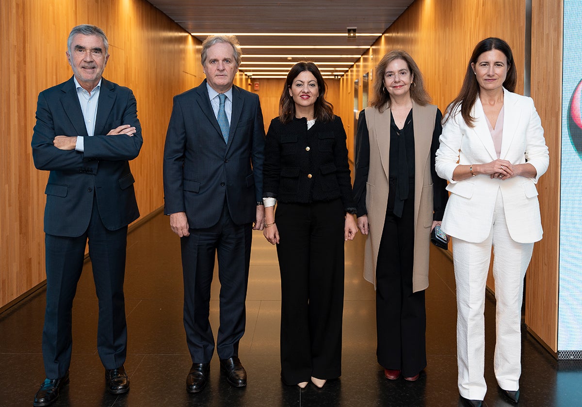 Ignacio Ybarra, presidente de Vocento; Lourdes Garzón, directora de Mujerhoy; y Samary Fernández Feito, directora del área de Lujo, Estilo de Vida y Revistas de Vocento, junto con la ministra de Juventud e Infancia del Gobierno de España, Sira Rego.