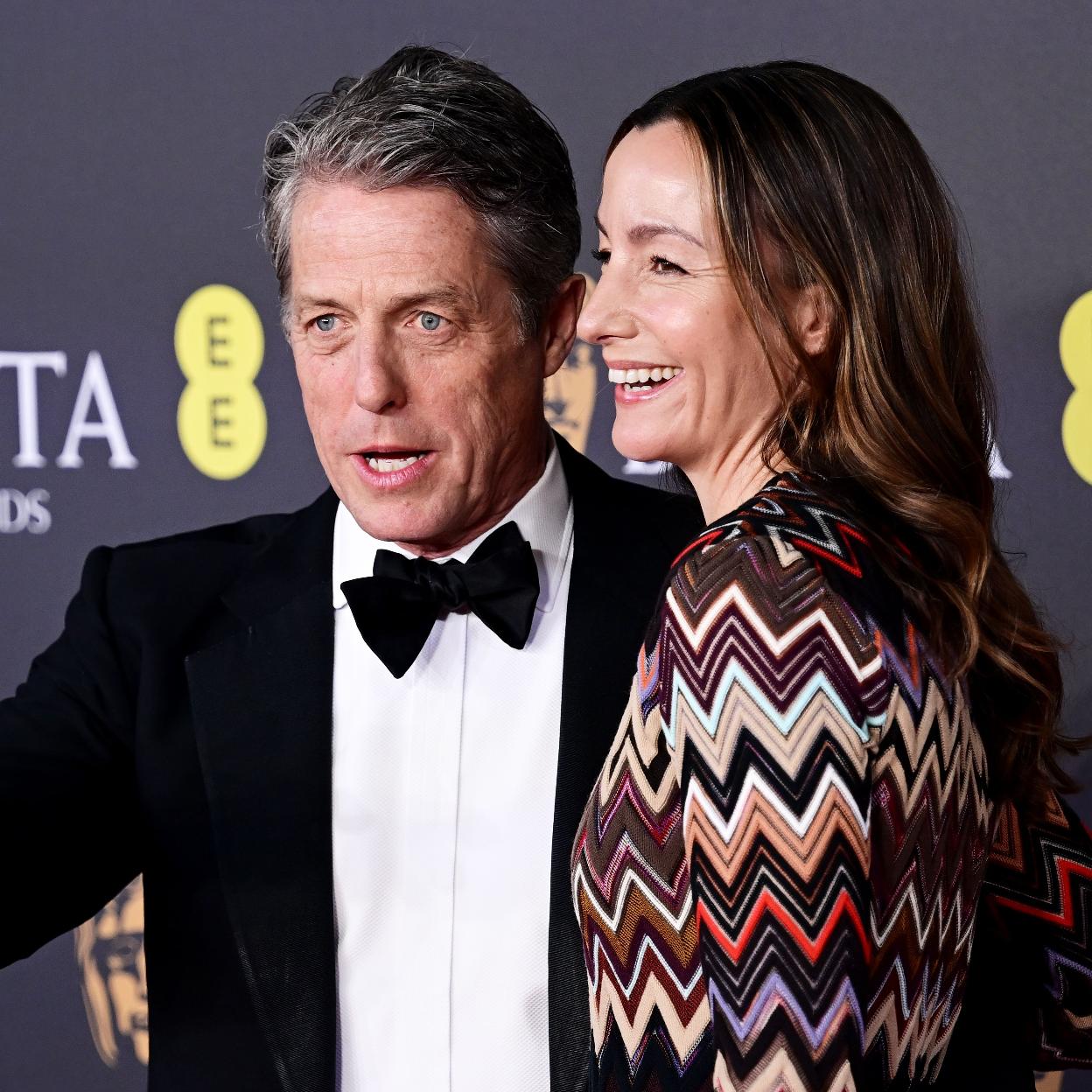 Hugh Grant junto a su esposa Anna Eberstein. 
