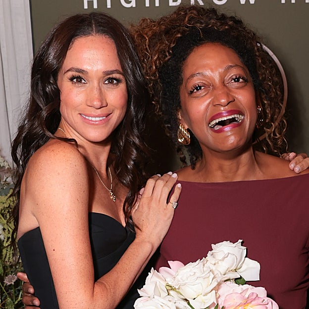 Meghan Markle luciendo el anillo en el evento en Los Ángeles. 