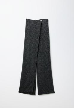 Imagen secundaria 2 - Cuerpo de manga larga con brillo y escote cruzado de Sfera (23,99€)/ Zapato tacón terciopelo de Mango (39,99€)/ Pantalón recto con brillo de Sfera (25,99€)