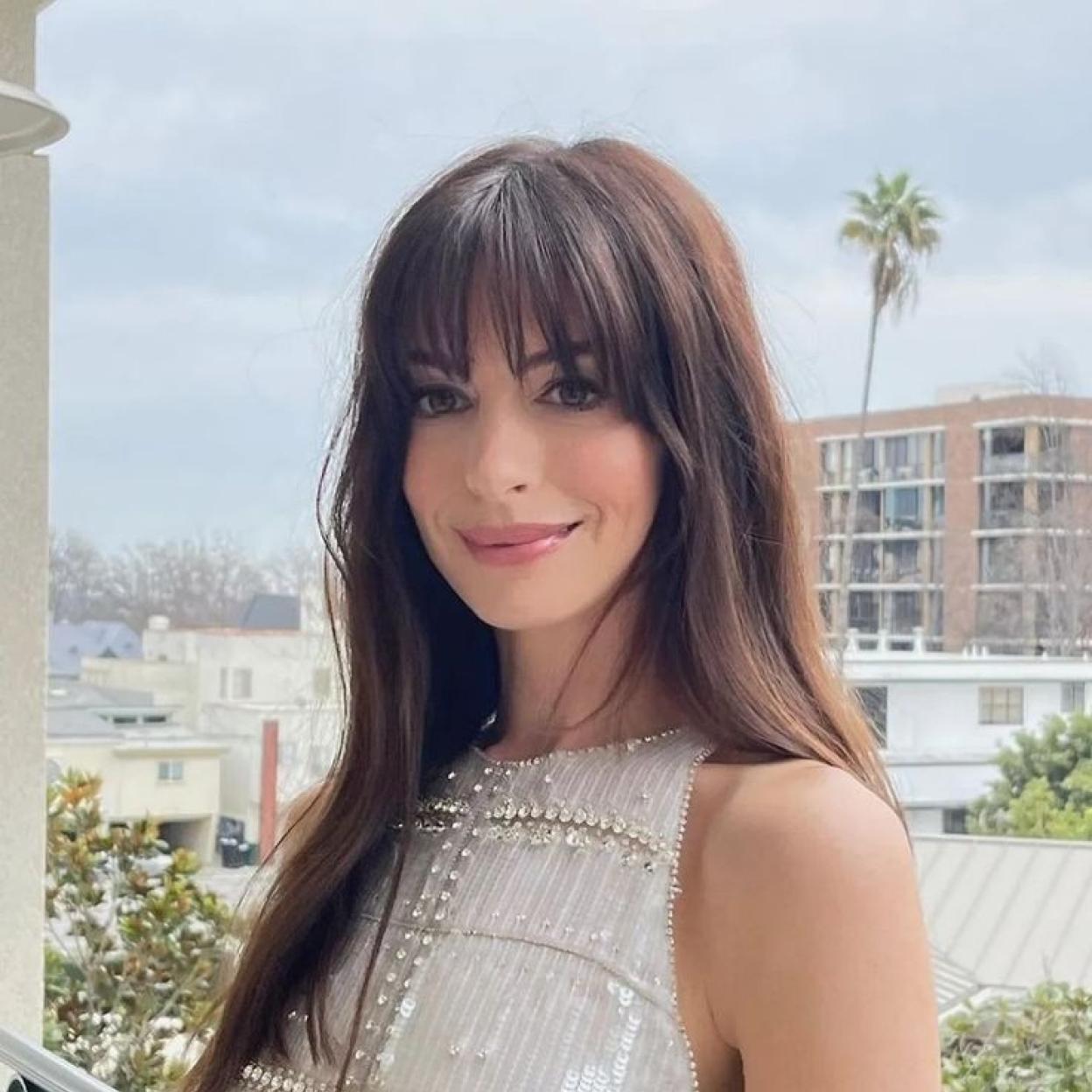 Anna Hathaway con mirada descansada sin ojeras