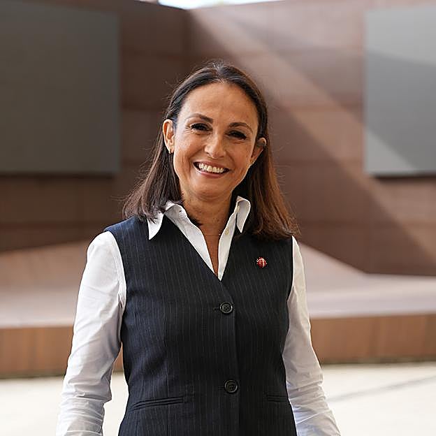 Imagen principal - Ana Fernández Aberturas, directora de Almacenamiento y Servicios de Datos en Hewlett Packard para América Latina y Sur de Europa; Emanuela Spagnolo, ginecóloga y cirujana robótica (especializada en el robot Da Vinci) en el Hospital Universitario La Paz de Madrid; y Belén Bernardos, Distinguished Solution Engineer en Salesforce.