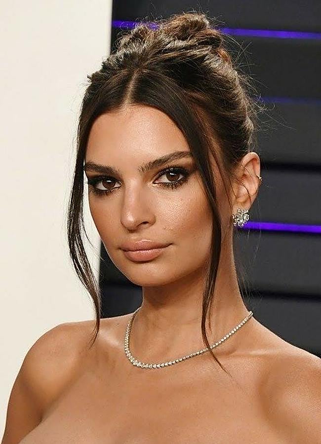 Imagen - Emily Ratajkowski con moño estilo Old Money tendencia/@emrata