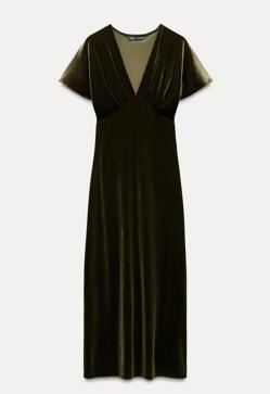 Imagen secundaria 2 - Zapatos de salón de mujer de piel con pulsera de pedrería de Alma en Pena (120€)/ Pendientes Chroma de Swarovski (83€)/ Vestido midi de terciopelo de Zara (29,95€)