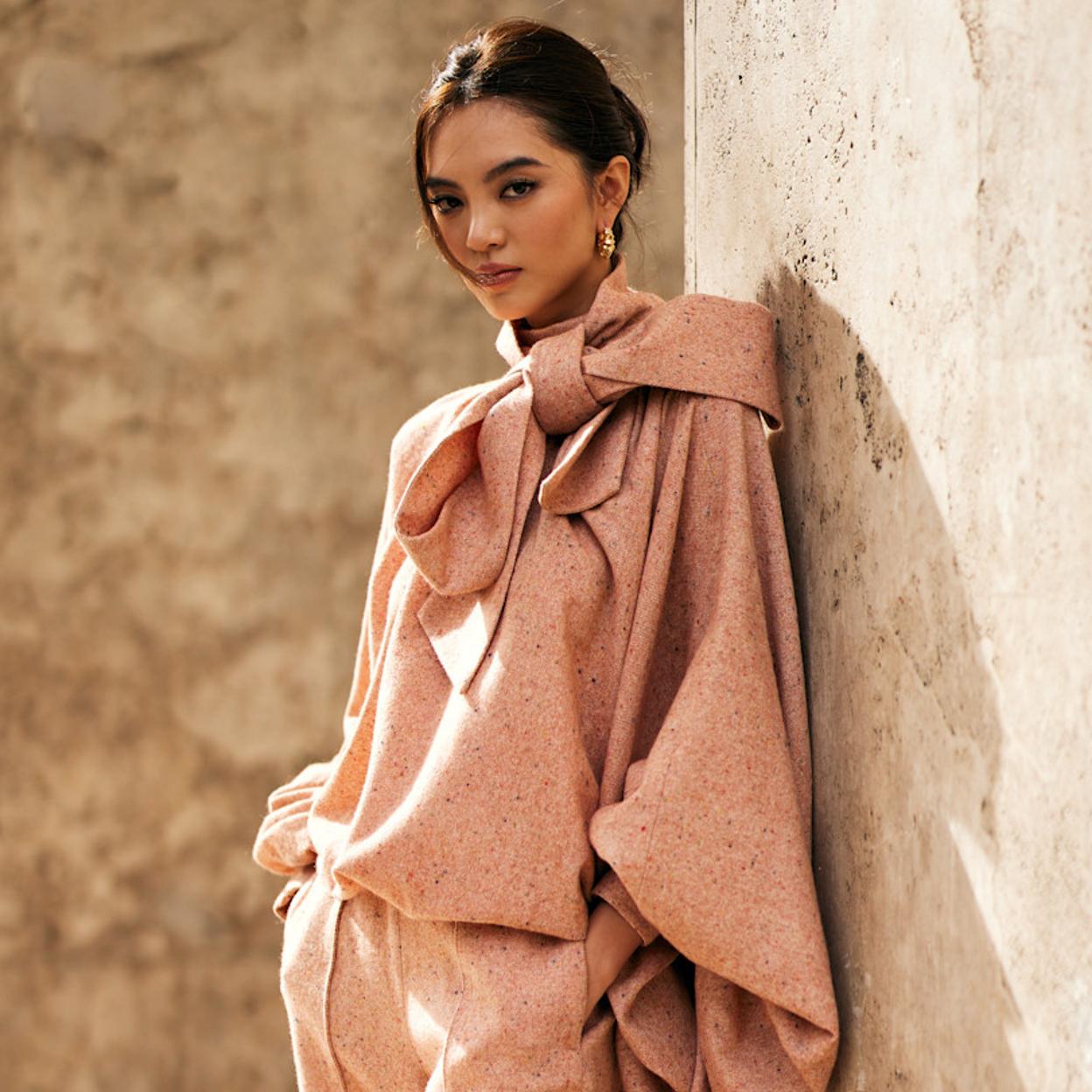 Mujer con blusa con lazada al cuello