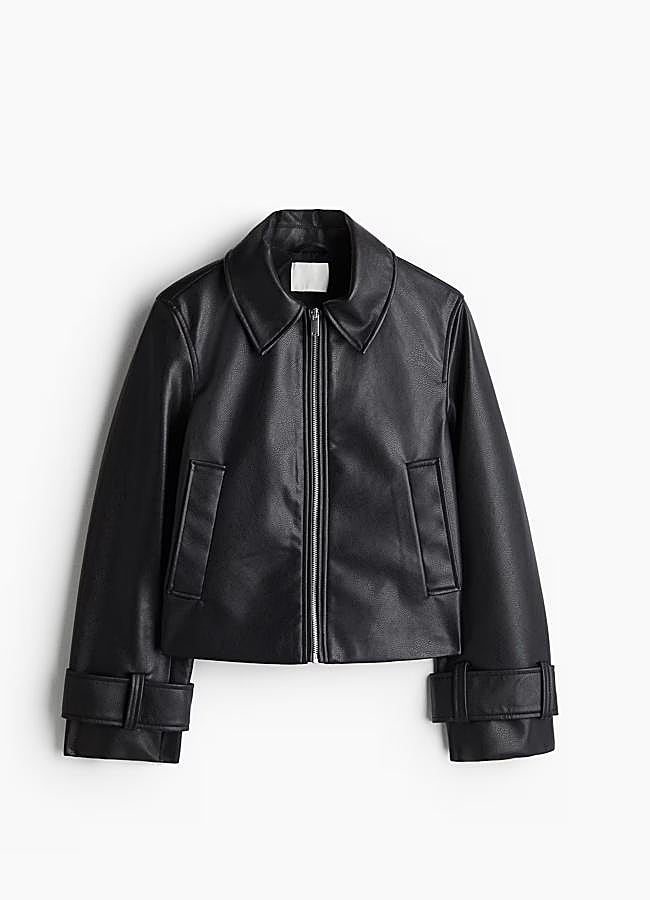 Imagen - Cazadora de cuero en negro de H&M.