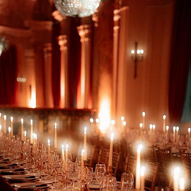 Imagen principal - La cena de Etro en Madrid, con invitadas como Gala González o Naty Abascal.