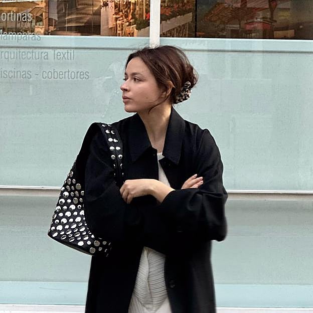 Los bolsos con tachuelas son los favoritos para llevar a diario: dónde comprar la última tendencia