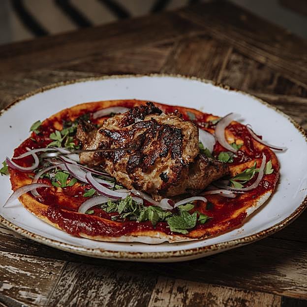 El contramuslo de pollo de corral marinado en siete especias árabes, uno de los platos principales de Aredna, una de las últimas aperturas del barrio de Malasaña.