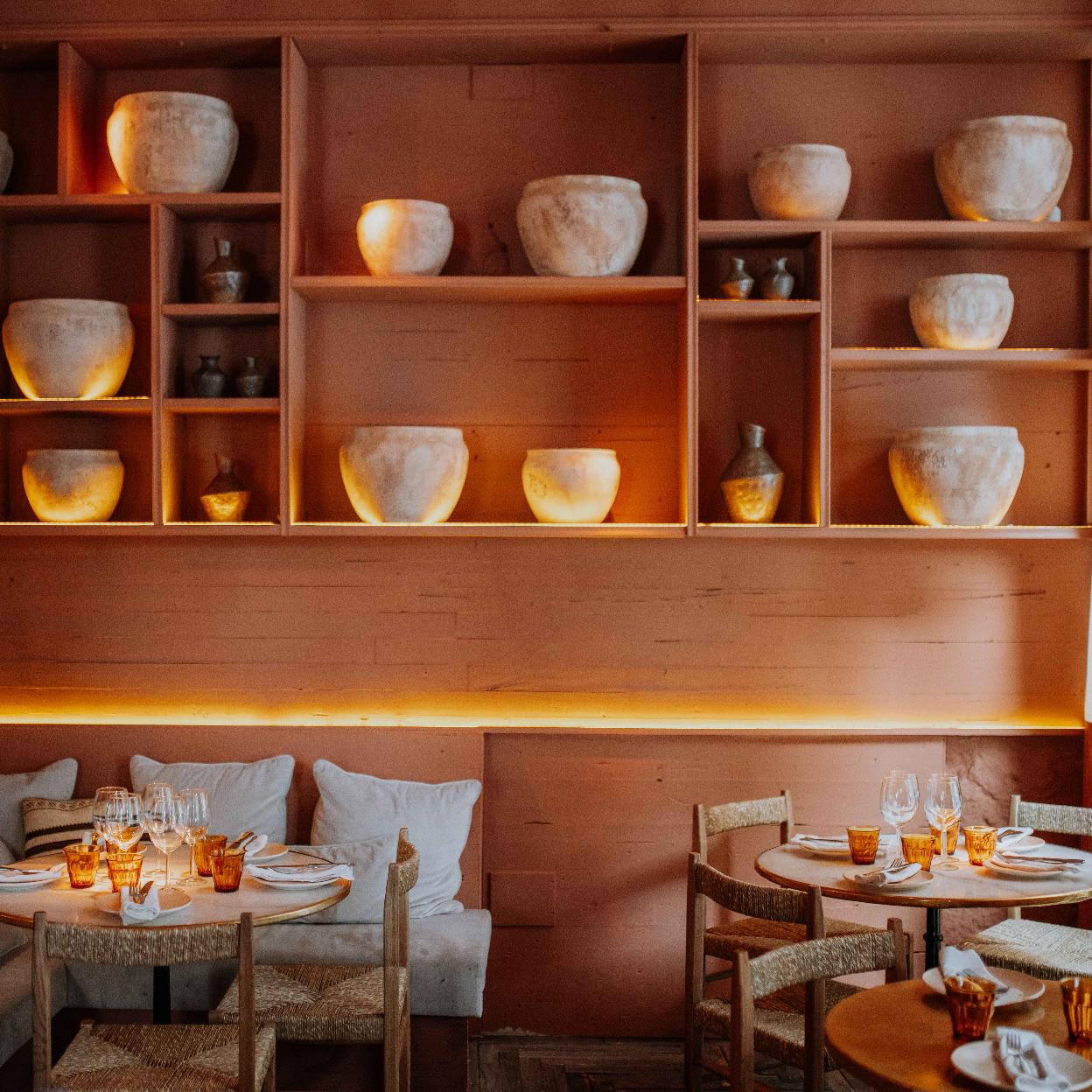 El comedor de Aredna, el último restaurante de moda en el madrileño barrio de Malasaña, cuenta con una decoración sencilla que, como su cocina, trasmite calidez y autenticidad. 