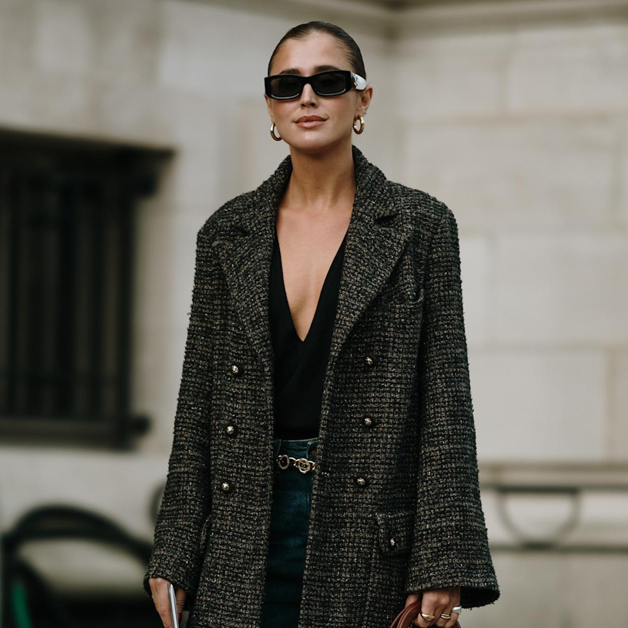 Mujer con look de invierno con básicos