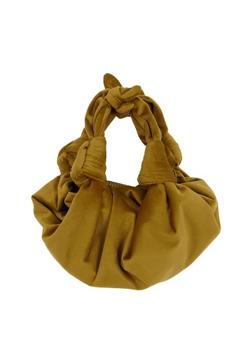 Imagen secundaria 2 - Lazo velvet de mujer grueso de Stella Rittwagen (15€ en El Corte Inglés)/ Gargantilla de terciopelo rojo de Thomas Sabo (34€ en El Corte Inglés)/ Saco terciopelo nudos Nadia de Hoss Intropia (45€)