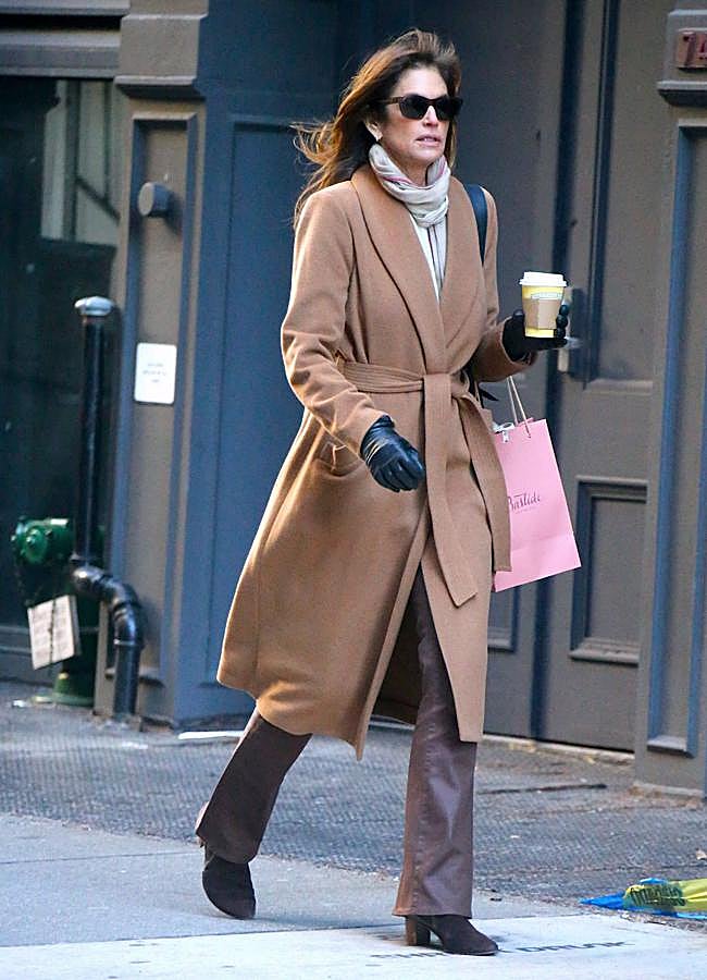 Imagen - Cindy Crawford con pantalones de piel y abrigo con cinturón/GTRES