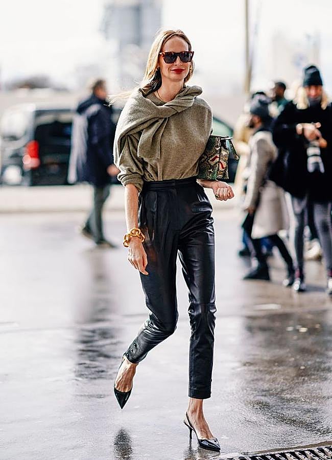 Imagen - Lauren Santo Domingo con pantalones de piel y jersey oliva/@THELSD