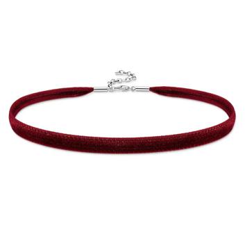 Imagen secundaria 1 - Lazo velvet de mujer grueso de Stella Rittwagen (15€ en El Corte Inglés)/ Gargantilla de terciopelo rojo de Thomas Sabo (34€ en El Corte Inglés)/ Saco terciopelo nudos Nadia de Hoss Intropia (45€)