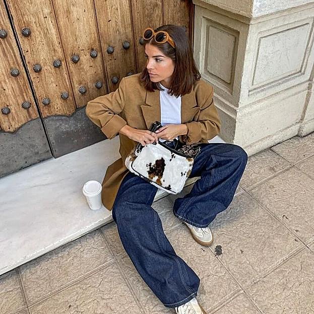 Look con vaqueros, chaqueta de ante y bolso cow print