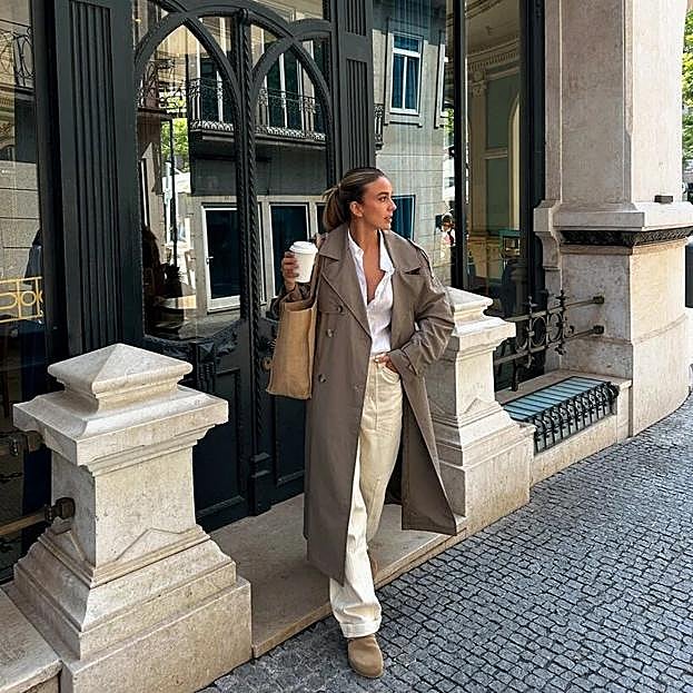 Look casual de diario con gabardina, camisa blanca y zuecos de Bershka