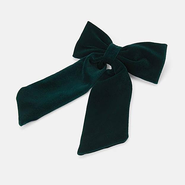 Imagen principal - Lazo velvet de mujer grueso de Stella Rittwagen (15€ en El Corte Inglés)/ Gargantilla de terciopelo rojo de Thomas Sabo (34€ en El Corte Inglés)/ Saco terciopelo nudos Nadia de Hoss Intropia (45€)