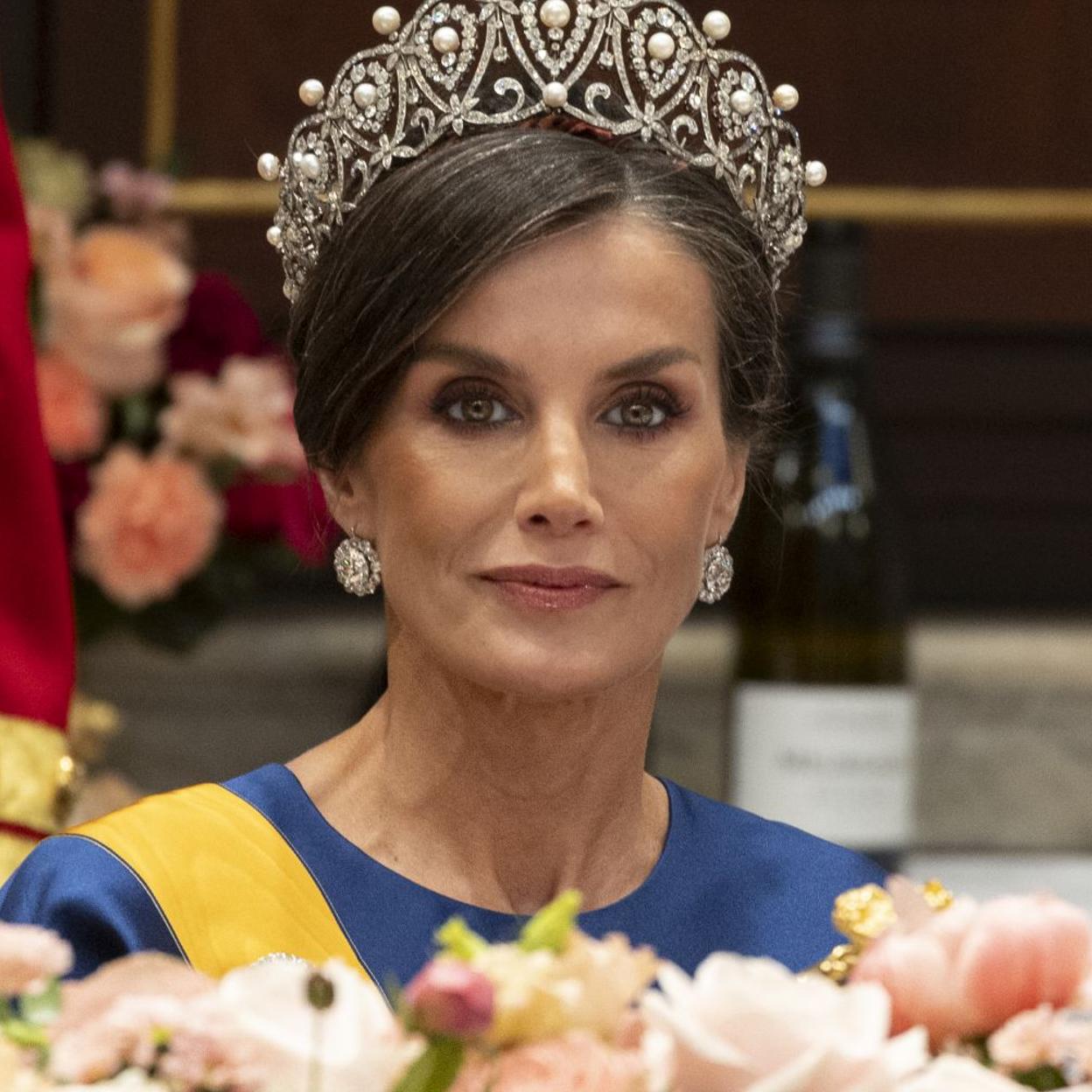 La reina Letizia con los pendientes de chatones en una cena de gala con los reyes de Holanda. 