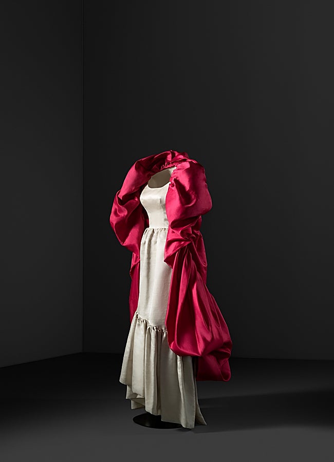 Imagen - Cristóbal Balenciaga, Capa, 1962. Fundació Antoni de Montpalau, donación Carmen de Robert Ferrer-Cajigal. (Foto: Jon Cazenave) 