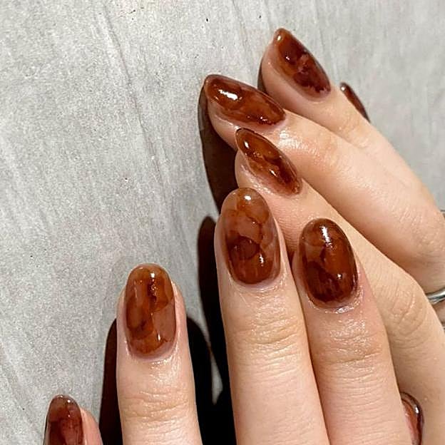 Uñas marmoladas en tono ambar