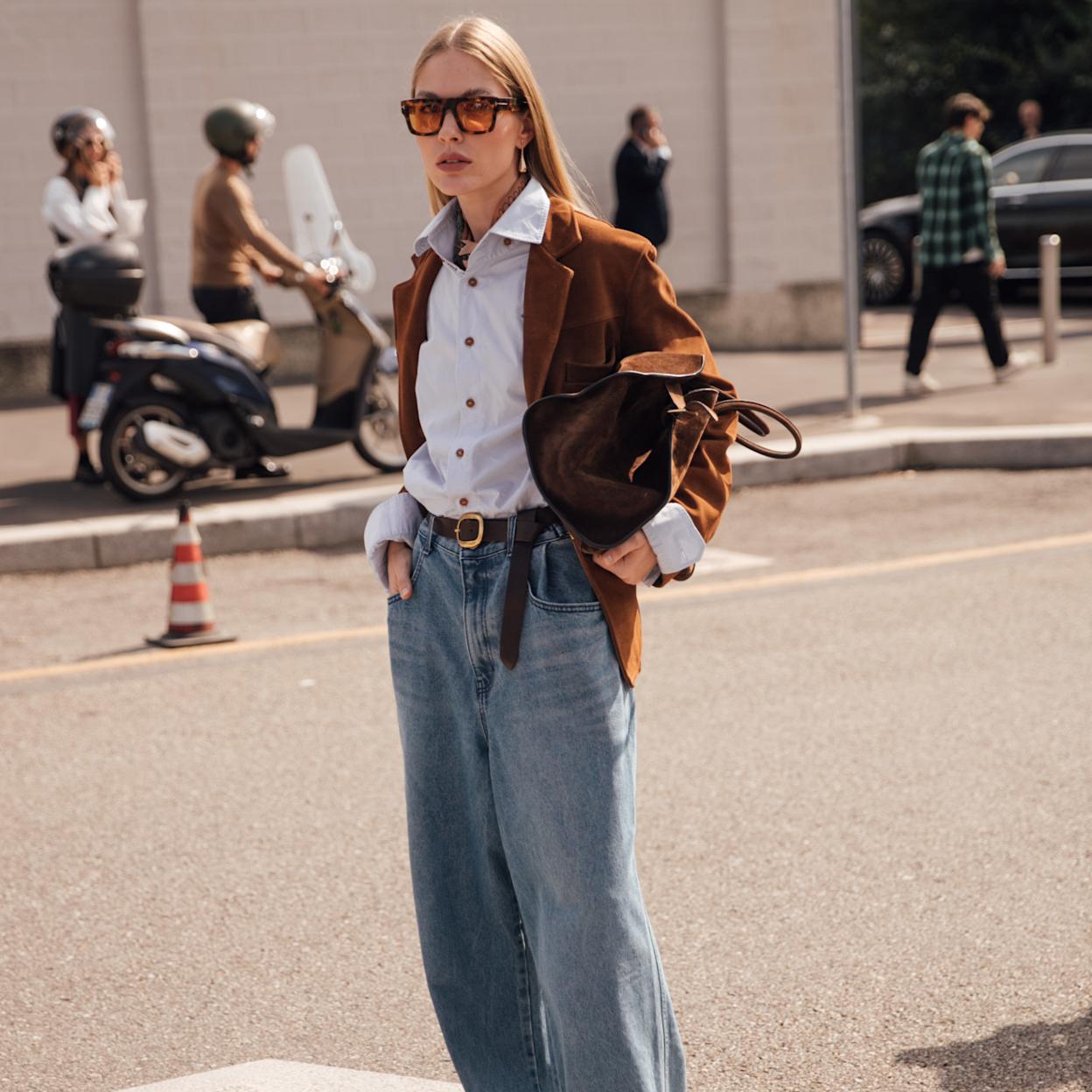 Mujer con pantalones vaqueros