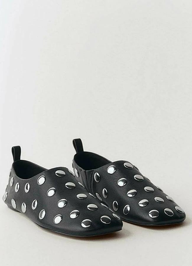 Imagen - Bailarinas con tachuelas en negro de Mango.