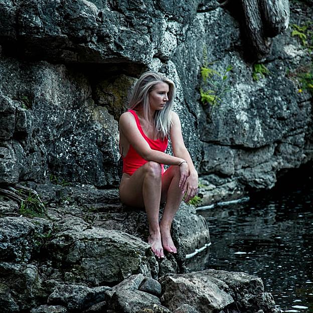 Mujer en un lago haciendo ejercicio. 