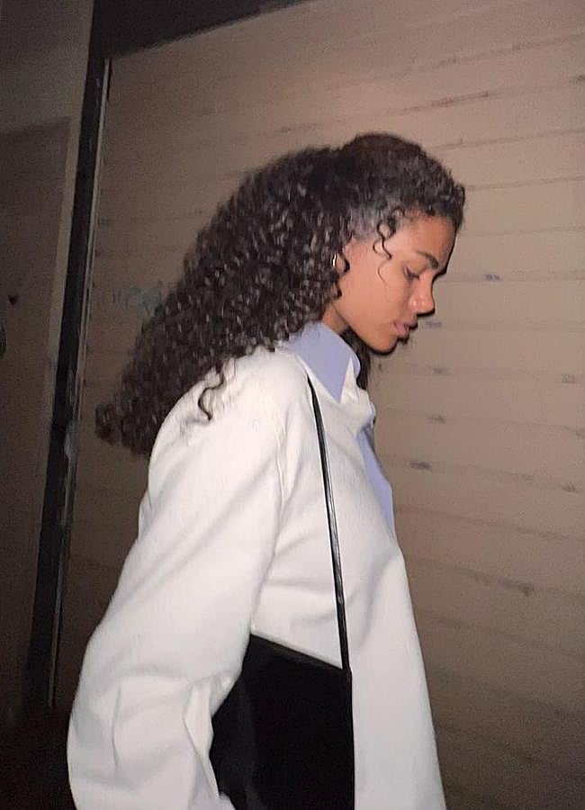 Imagen - Peinados con pelo rizado elegantes (@TINAKUNAKEY)