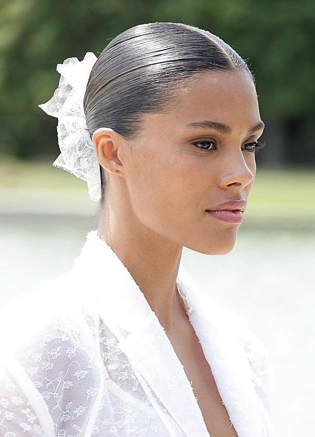 Imagen - Peinados con pelo rizado elegantes (@TINAKUNAKEY)