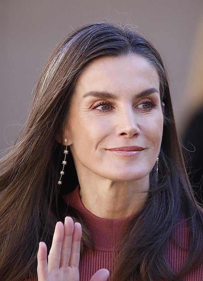 Imagen - Los pendientes colgantes de la reina Letizia son de Sure Jewels y cuestan 69,90 euros. Foto: Limited Pictures.