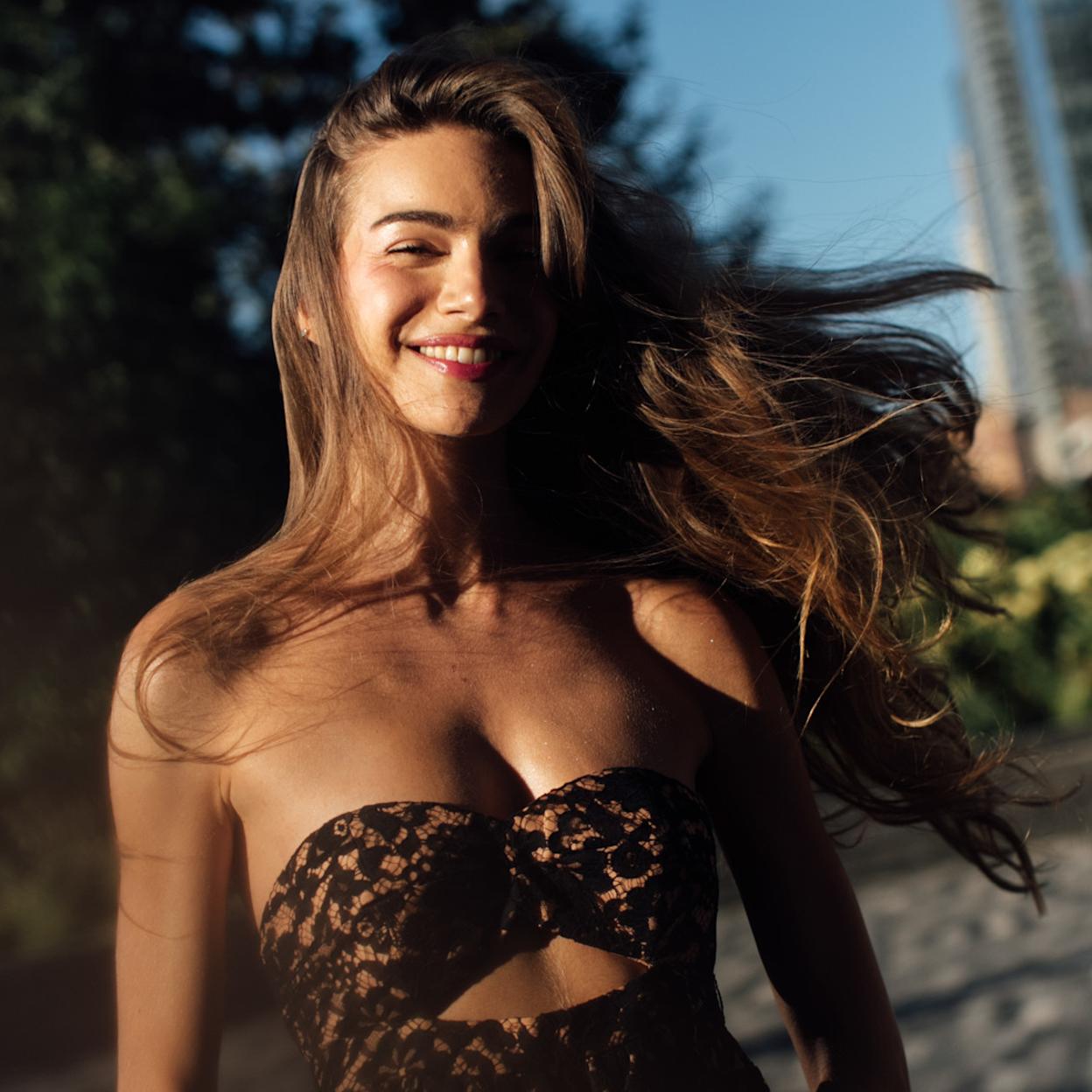 Mujer con pelo suelto