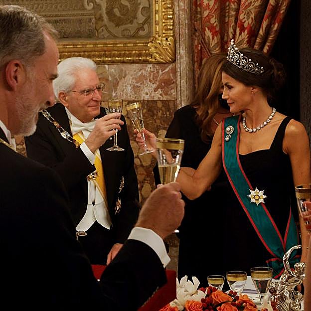 La reina Letizia brinda con el presidente de la República italiana, Sergio Mattarella, en la visita de Estado que este hizo a España, en 2021. 