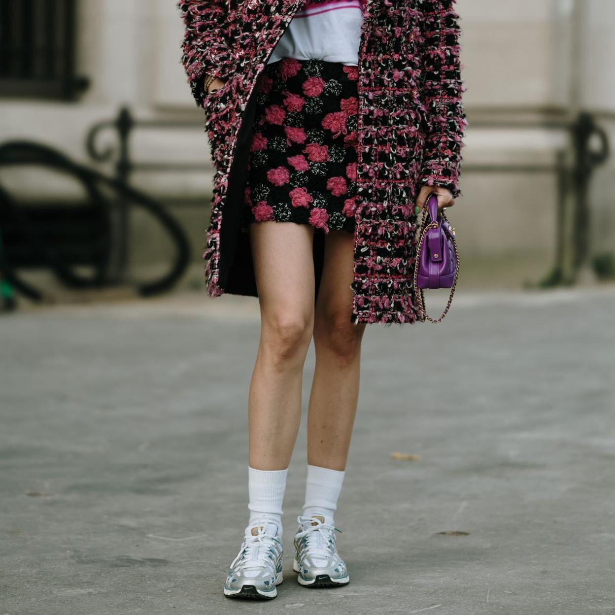 Un look de street style con zapatillas.