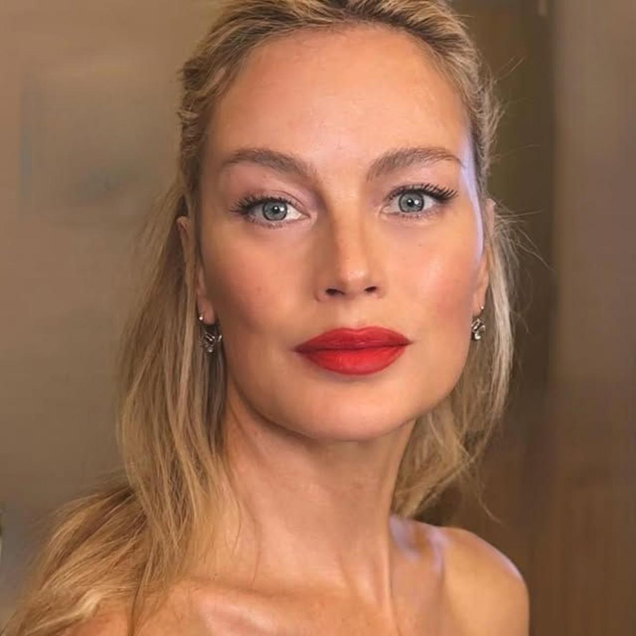 Carolyn Murphy con piel madura tersa y radiante